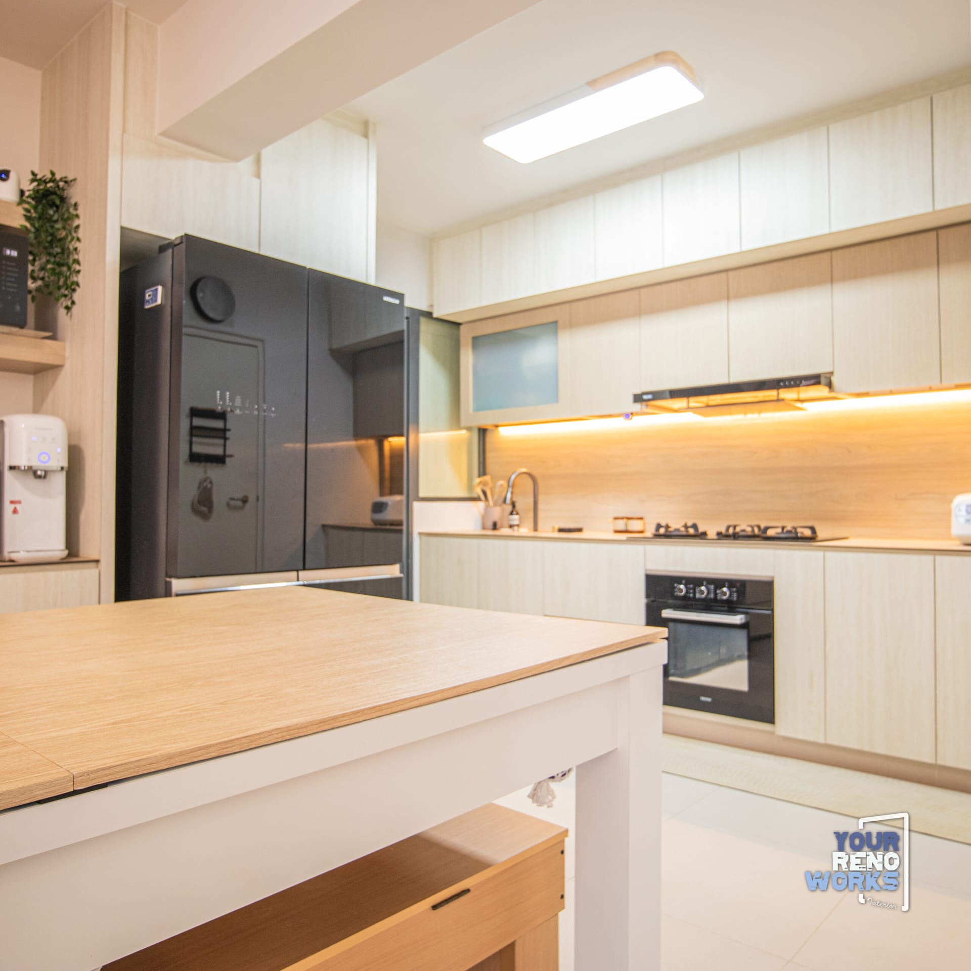Exposed conduit elements and black powder-coated aluminium frames in Clementi